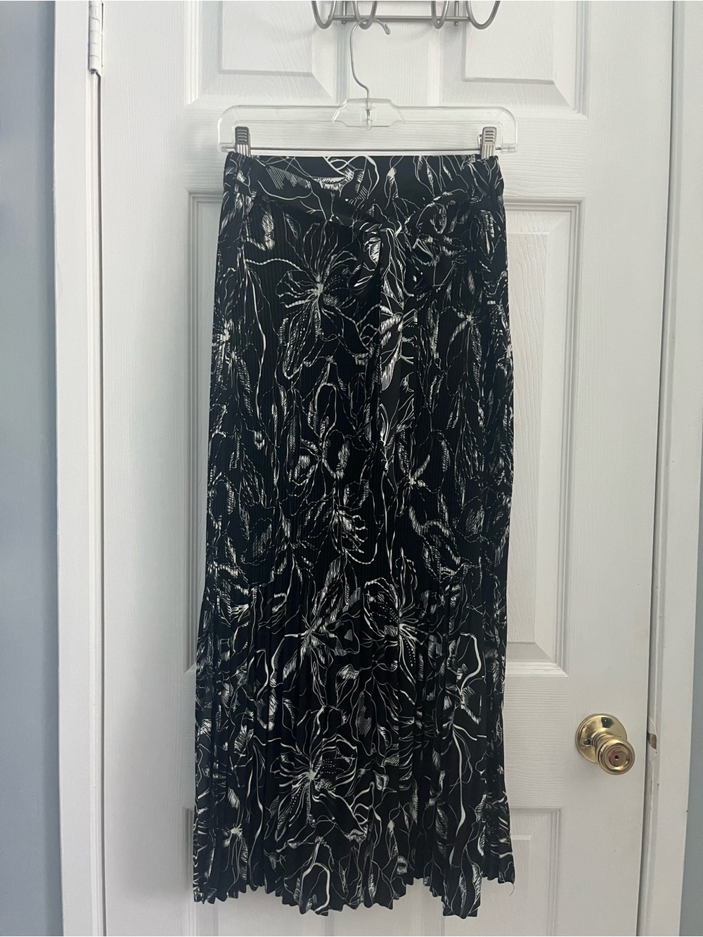 Black & White Floral Pleated Midi Skirt with Elastic Waistband and Slits